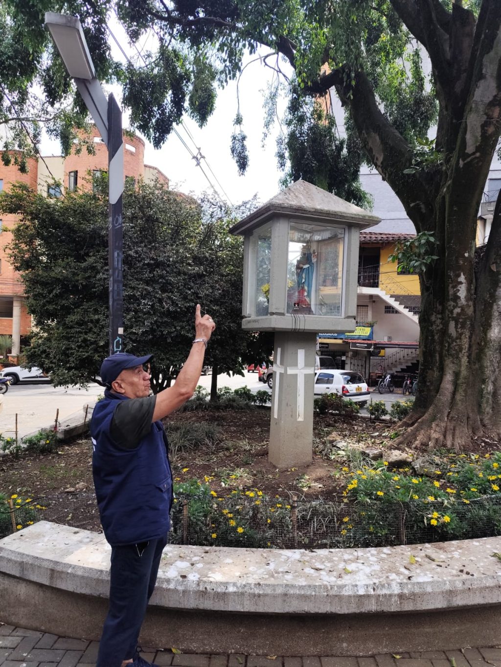 La acumulación de excremento de aves en la glorieta El Carrusel de Caldas ha generado un ambiente insalubre, afectando tanto la salud pública como el espacio recreativo de la comunidad