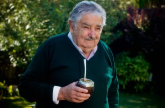 Pepe Mujica tomando Mate