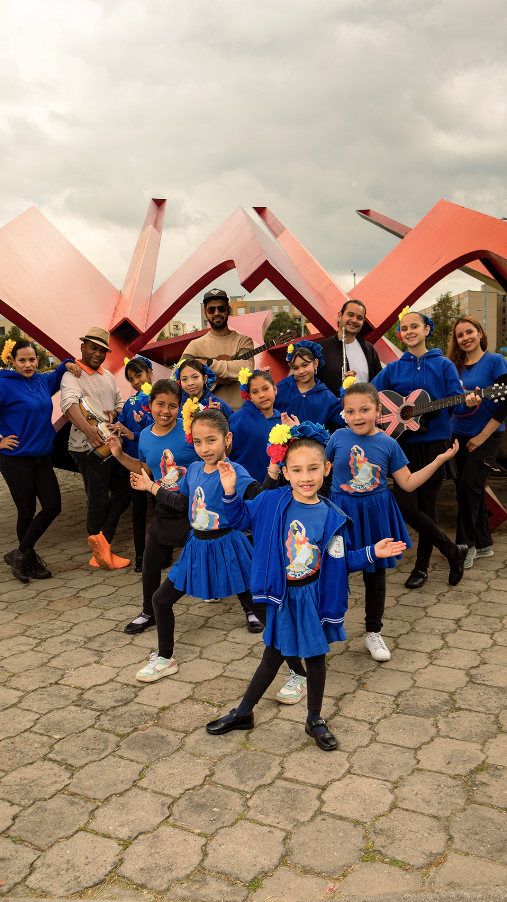 población migrante en evento cultural