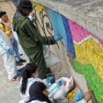 Mural de tapas plásticas construido por exhabitantes de calle transforma la Estación Bicentenario de TransMilenio en la Bienal BOG25