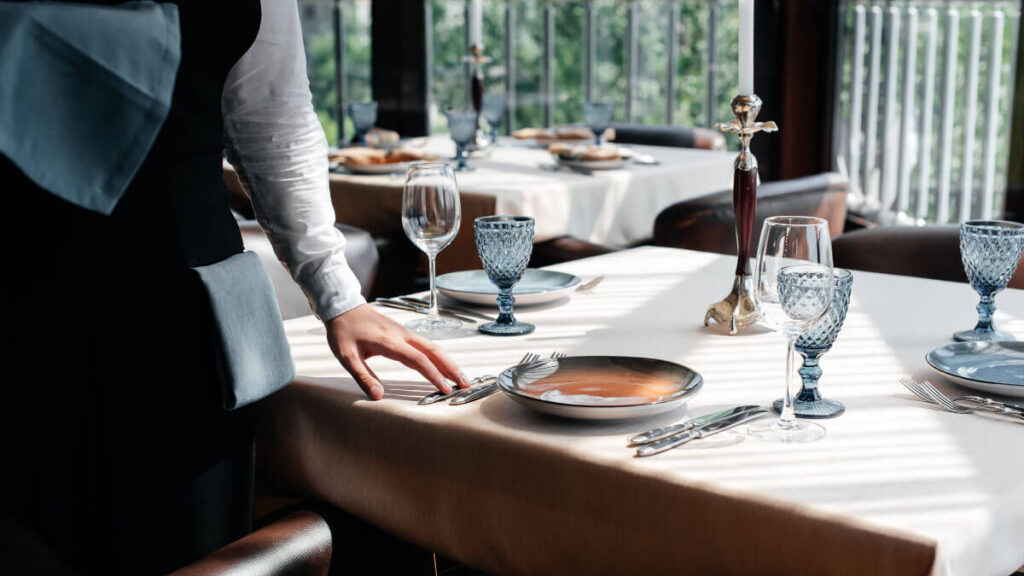Tipos-de-servicio-a-la-mesa-en-un-restaurante