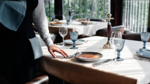 Tipos-de-servicio-a-la-mesa-en-un-restaurante