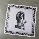 La pañoleta vuelve como el accesorio que transforma un look en una declaración de identidad